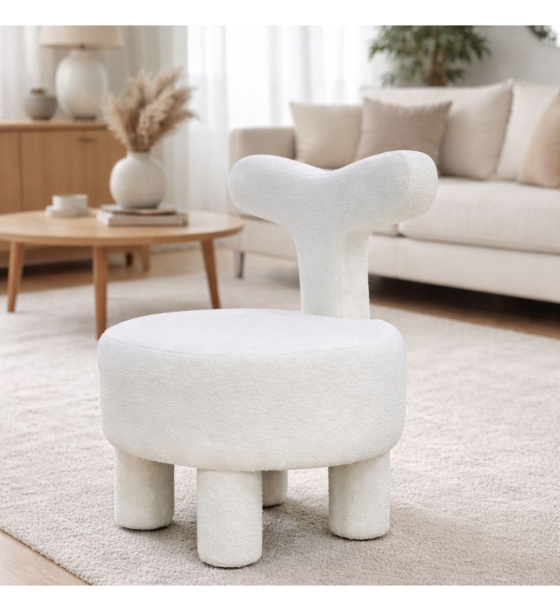 كرسي بتصميم عصري مميز، يجمع بين البساطة واللمسة الفنية في آن واحد. 60×60×45 ارتفاع الكل 80سم 