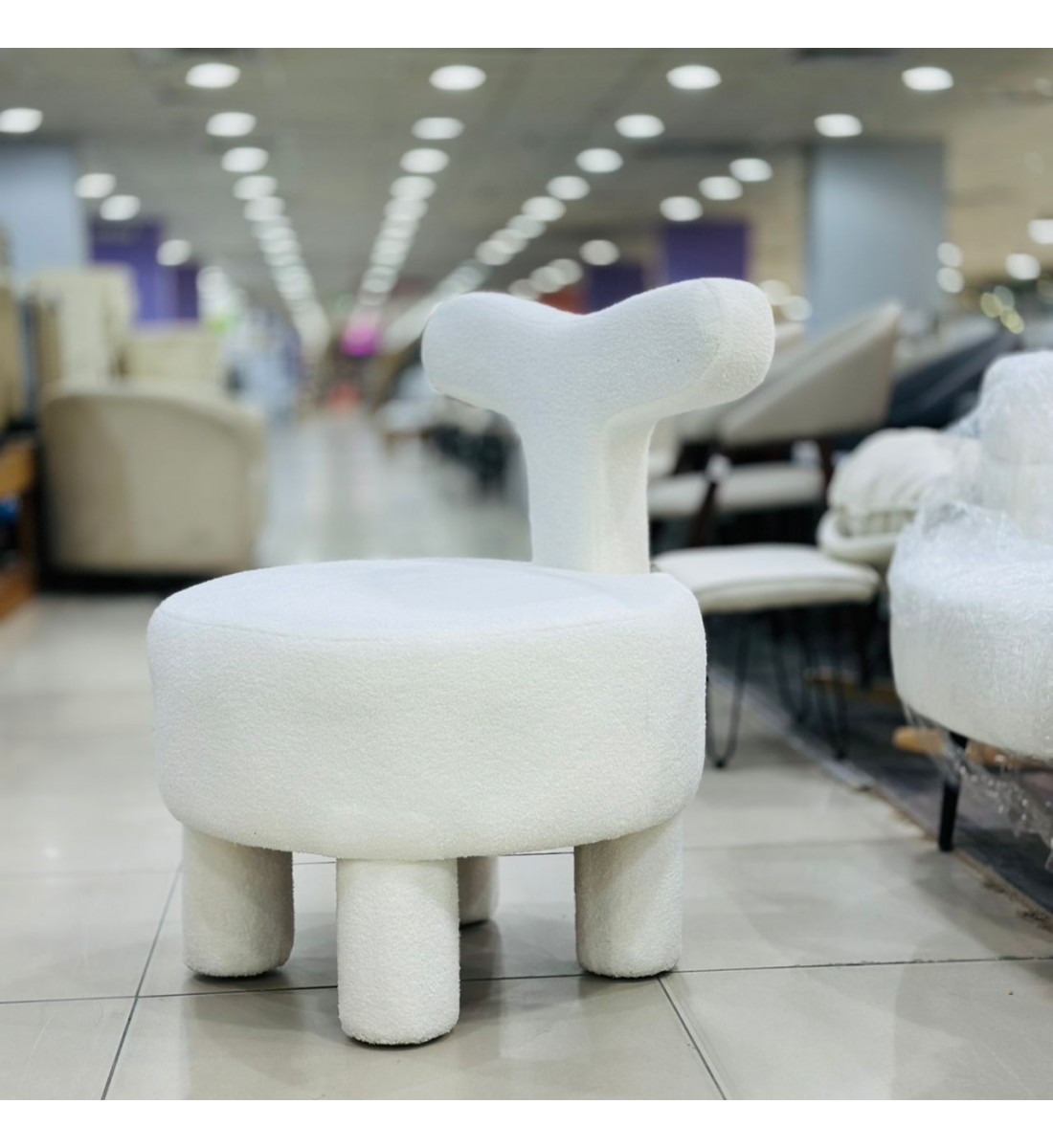 كرسي بتصميم عصري مميز، يجمع بين البساطة واللمسة الفنية في آن واحد. 60×60×45 ارتفاع الكل 80سم 