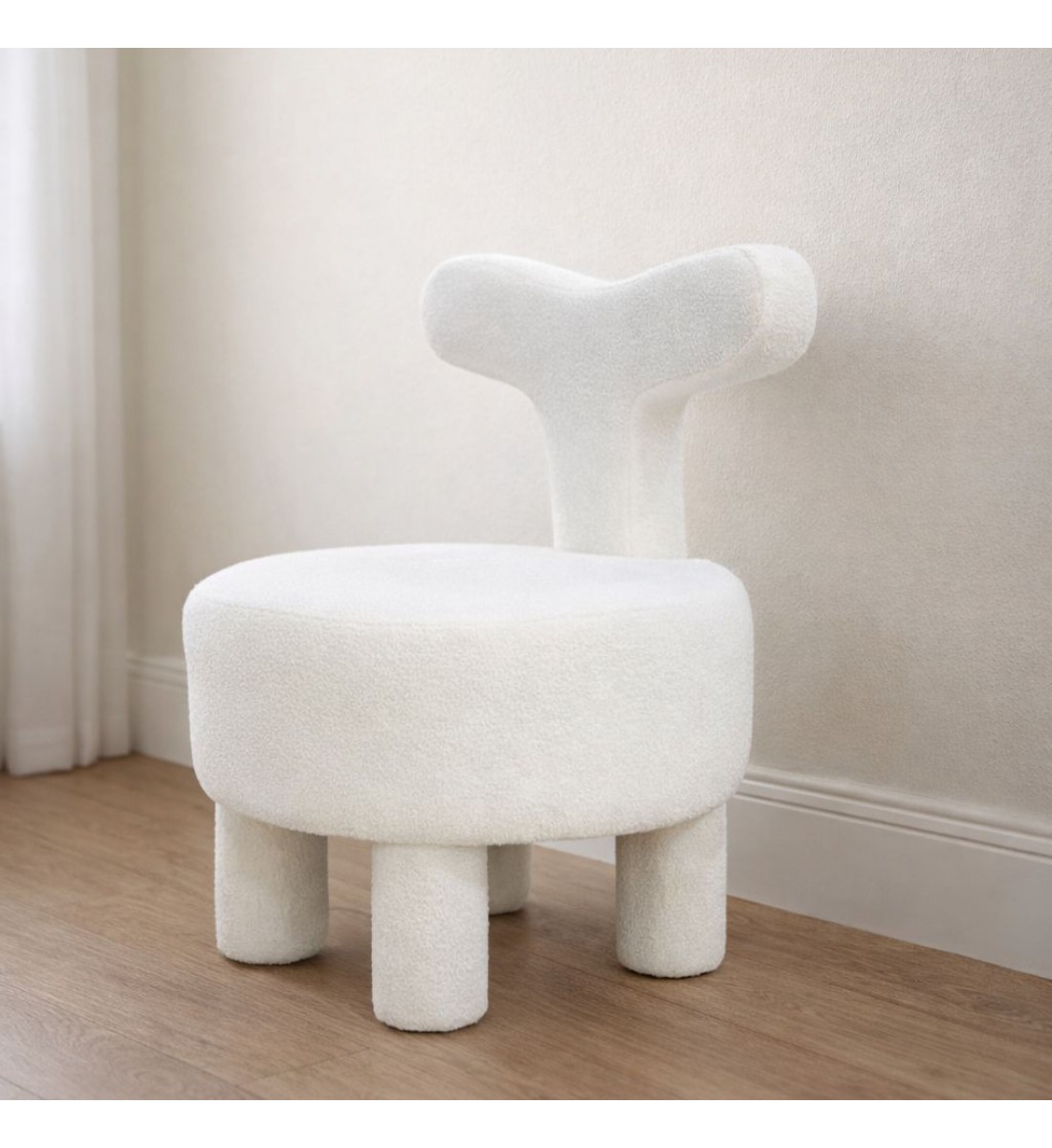 كرسي بتصميم عصري مميز، يجمع بين البساطة واللمسة الفنية في آن واحد. 60×60×45 ارتفاع الكل 80سم 