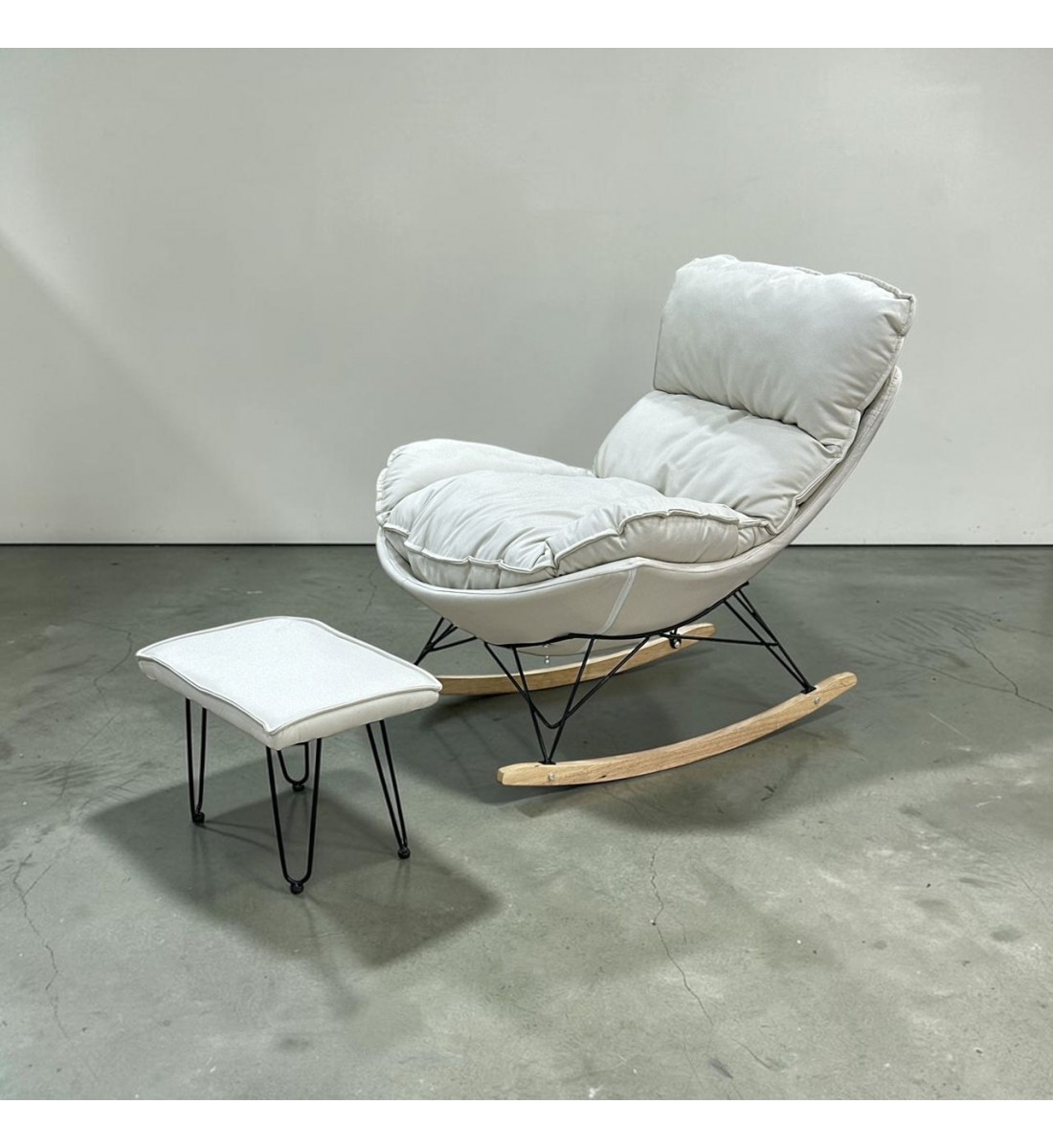 كرسي هزاز مع طاوله بتصميم مميز وعصرى