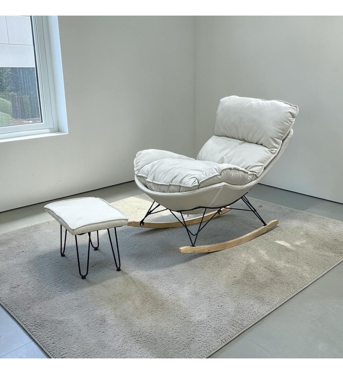 كرسي هزاز مع طاوله بتصميم مميز وعصرى رصاصي 