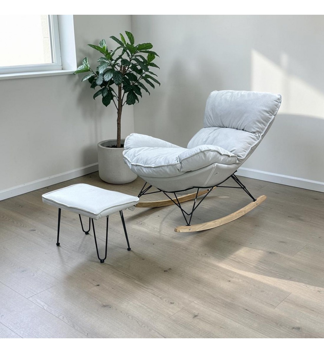 كرسي هزاز مع طاوله بتصميم مميز وعصرى