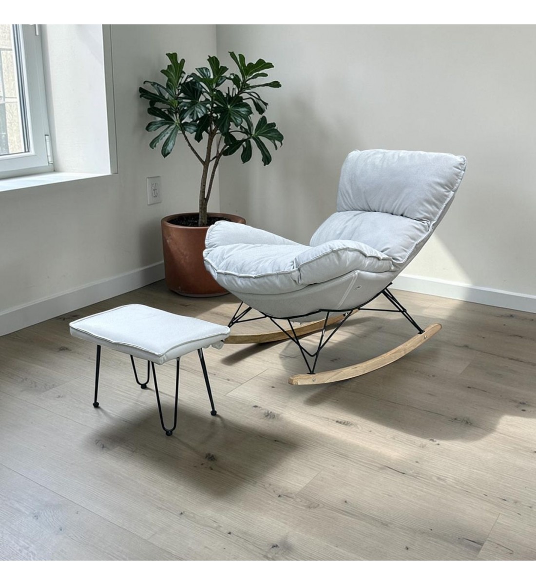 كرسي هزاز مع طاوله بتصميم مميز وعصرى