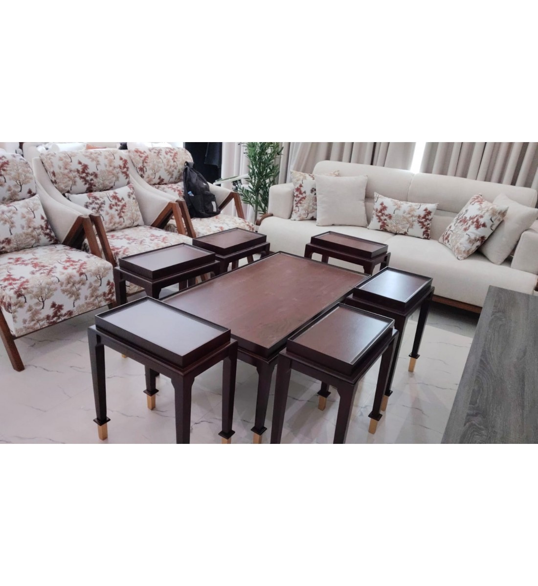 طقم طاولات تقديم  7قطع سطح قشرة الجوز الطبيعي قاعده خشب