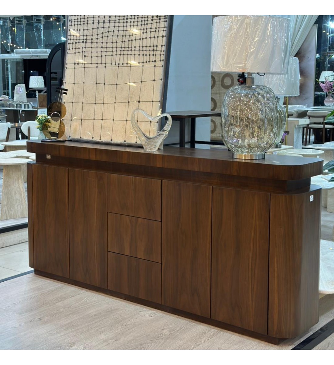 طاولة بوفيه عصرية بتصميم أنيق تجمع بين البساطة والفخامة، مصنوعة من خشب قشره الجوز لون بني غامق 200×40×90سم(منتج تفصيل)