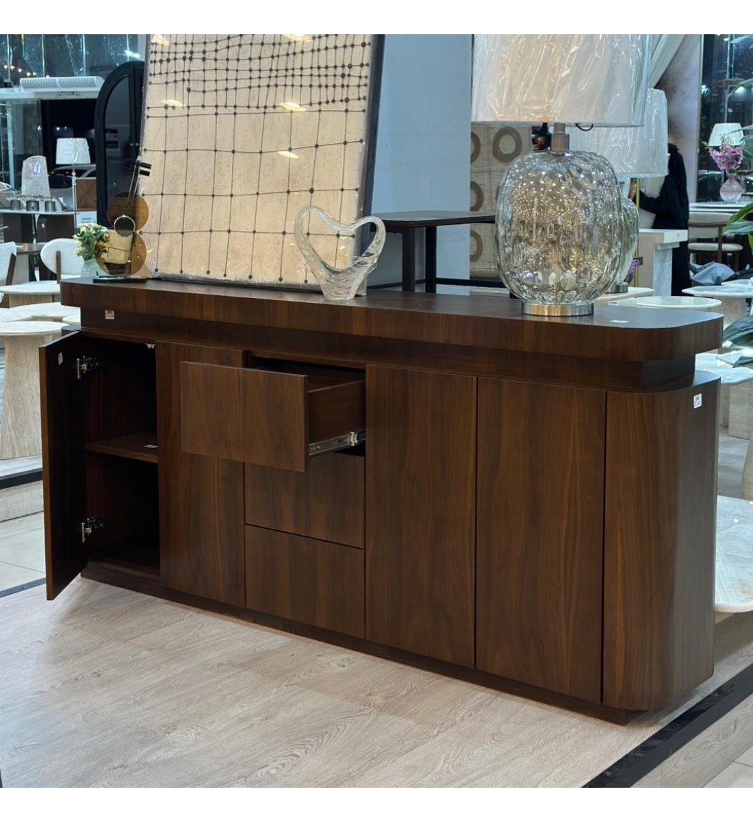 طاولة بوفيه عصرية بتصميم أنيق تجمع بين البساطة والفخامة، مصنوعة من خشب قشره الجوز لون بني غامق 200×40×90سم(منتج تفصيل)