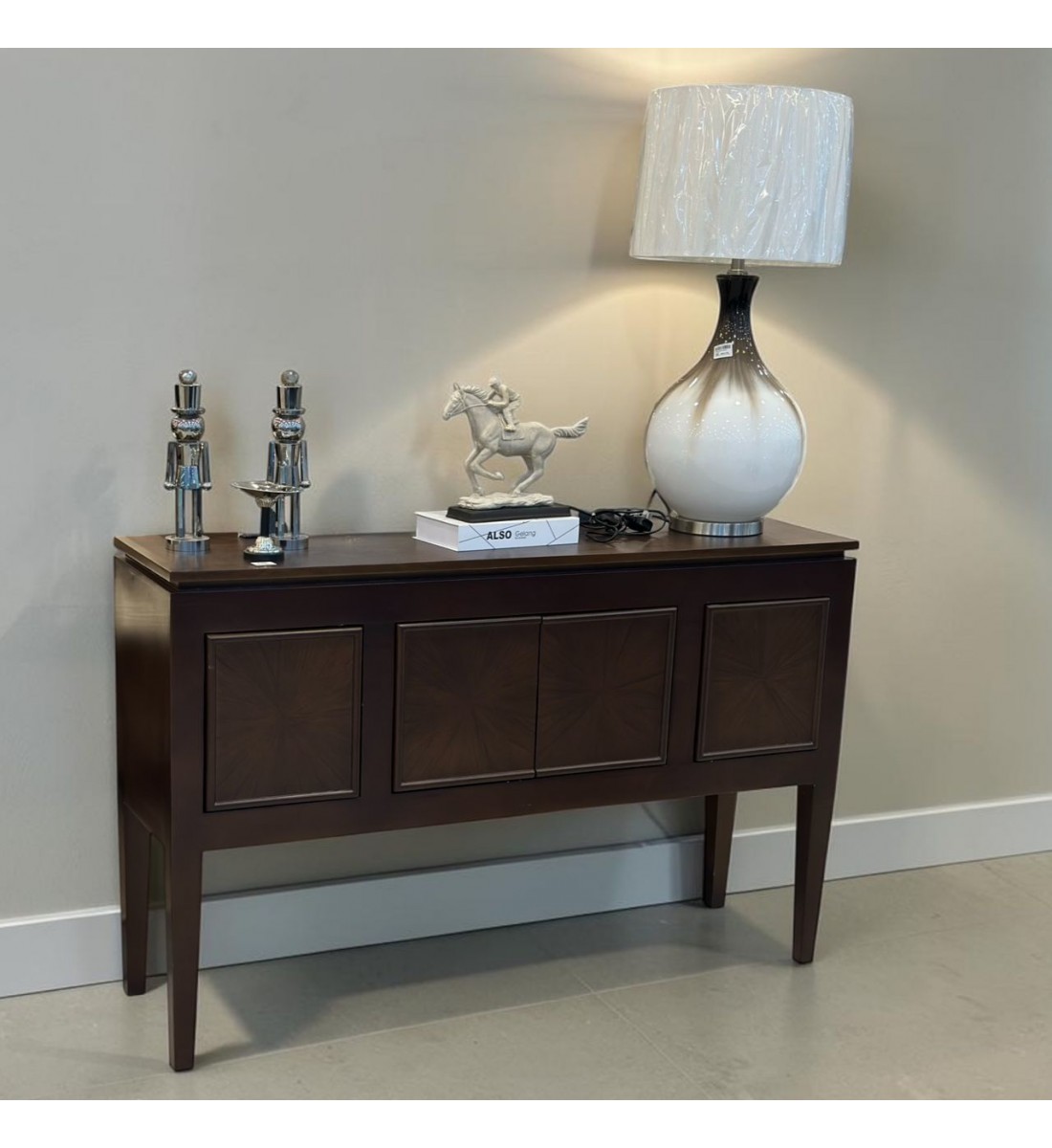 طاولة بوفيه عصرية بتصميم أنيق تجمع بين البساطة والفخامة، مصنوعة من خشب قشره الجوز لون بني غامق 145×40سم 