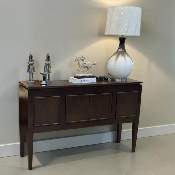 طاولة بوفيه عصرية بتصميم أنيق تجمع بين البساطة والفخامة، مصنوعة من خشب قشره الجوز لون بني غامق 145×40سم 