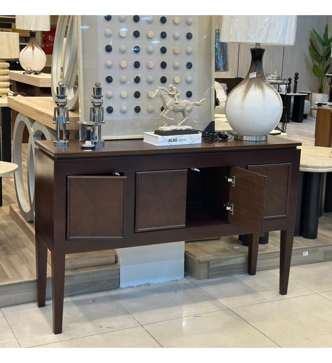 طاولة بوفيه عصرية بتصميم أنيق تجمع بين البساطة والفخامة، مصنوعة من خشب قشره الجوز لون بني غامق 145×40سم 