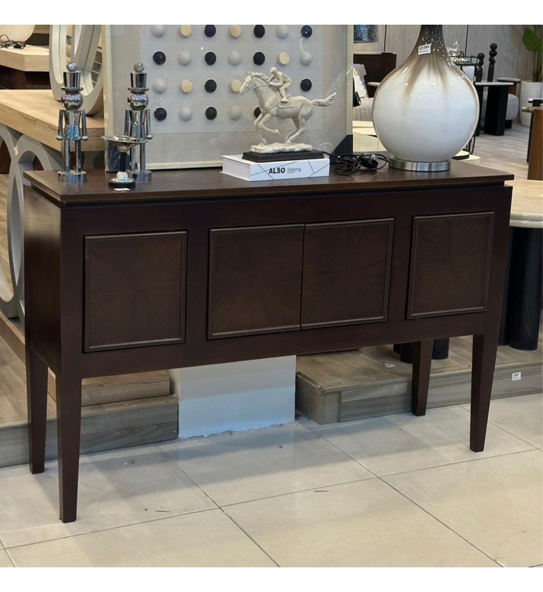 طاولة بوفيه عصرية بتصميم أنيق تجمع بين البساطة والفخامة، مصنوعة من خشب قشره الجوز لون بني غامق 145×40سم 