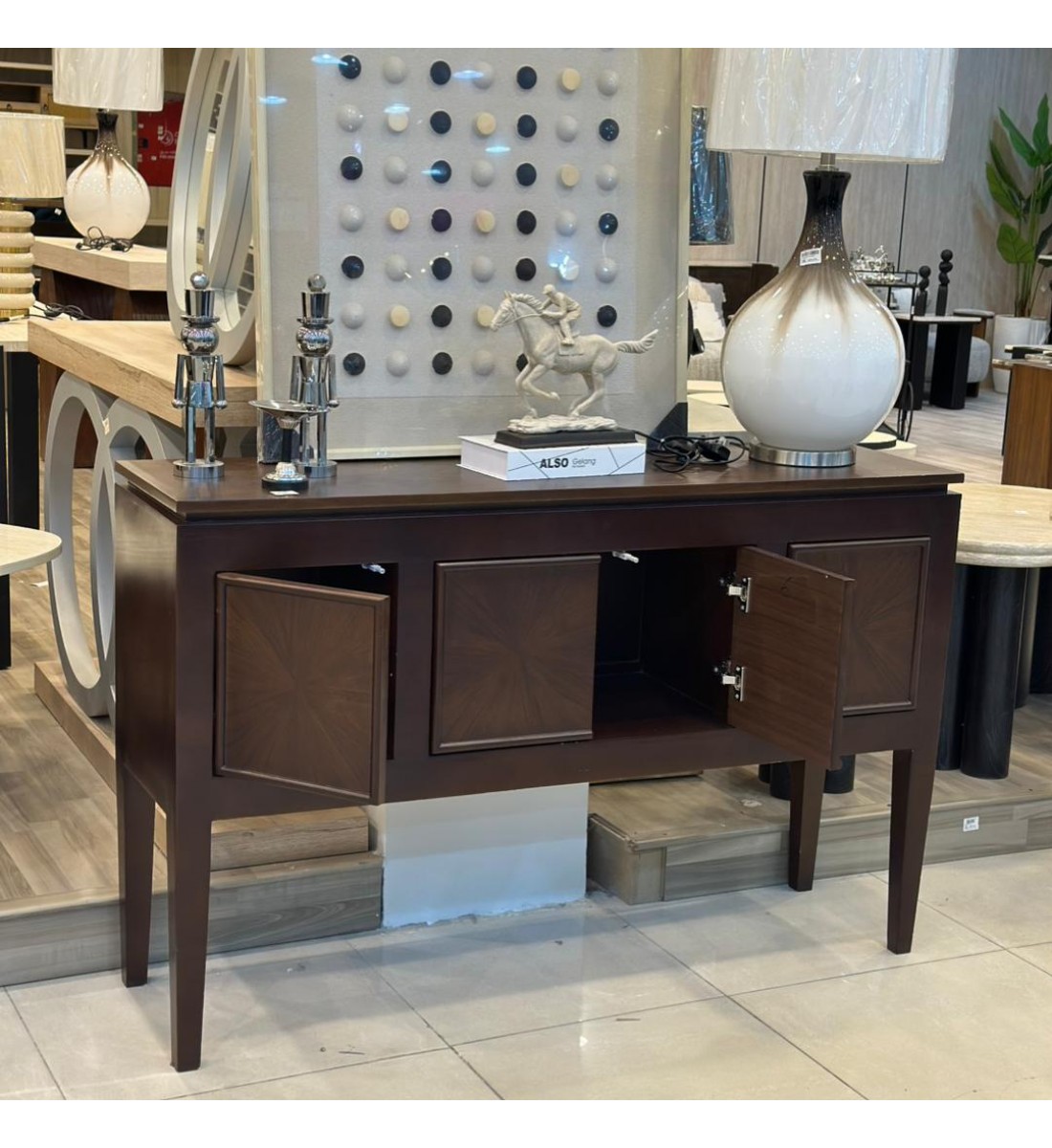 طاولة بوفيه عصرية بتصميم أنيق تجمع بين البساطة والفخامة، مصنوعة من خشب قشره الجوز لون بني غامق 145×40سم 