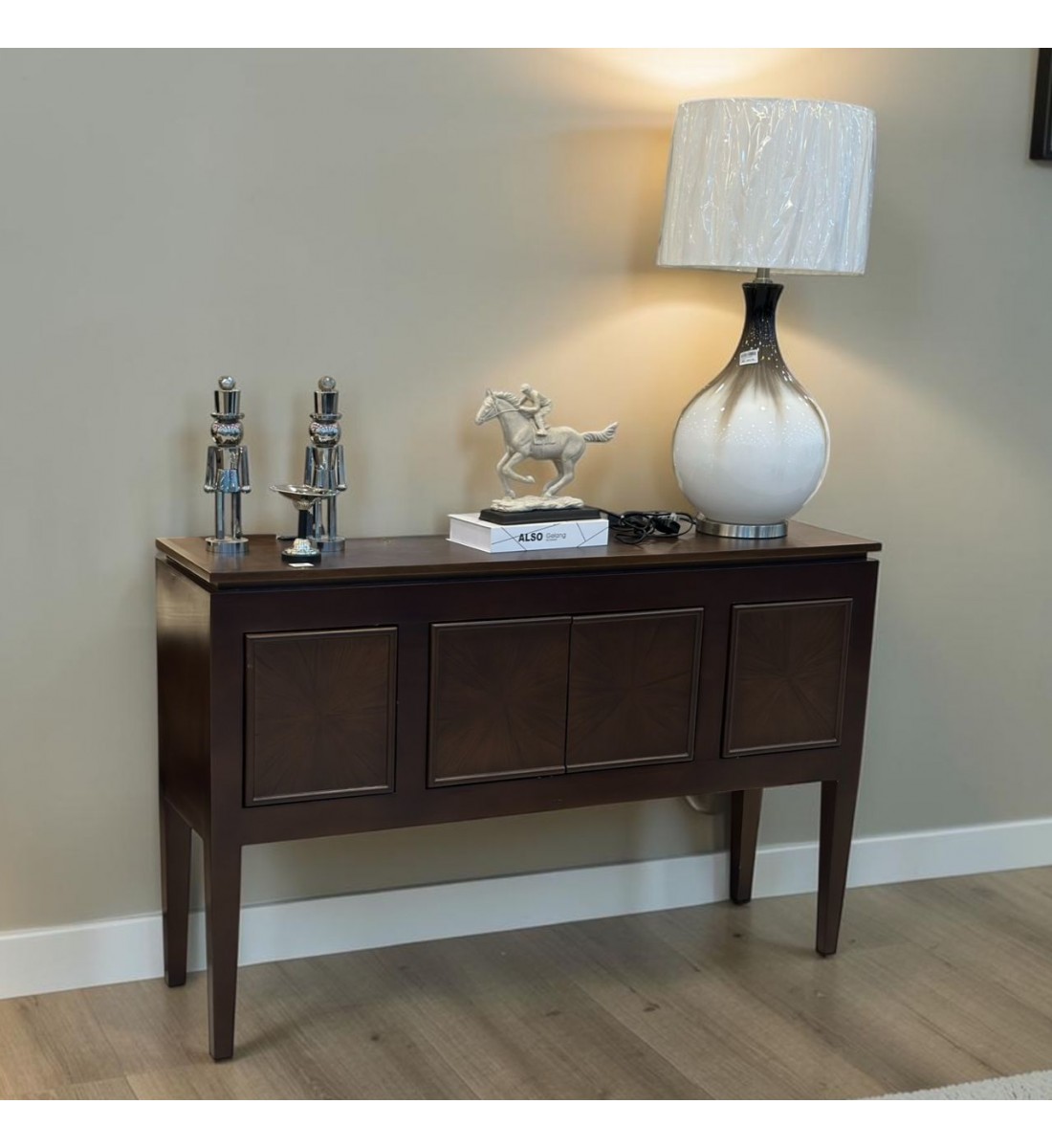 طاولة بوفيه عصرية بتصميم أنيق تجمع بين البساطة والفخامة، مصنوعة من خشب قشره الجوز لون بني غامق 145×40سم 