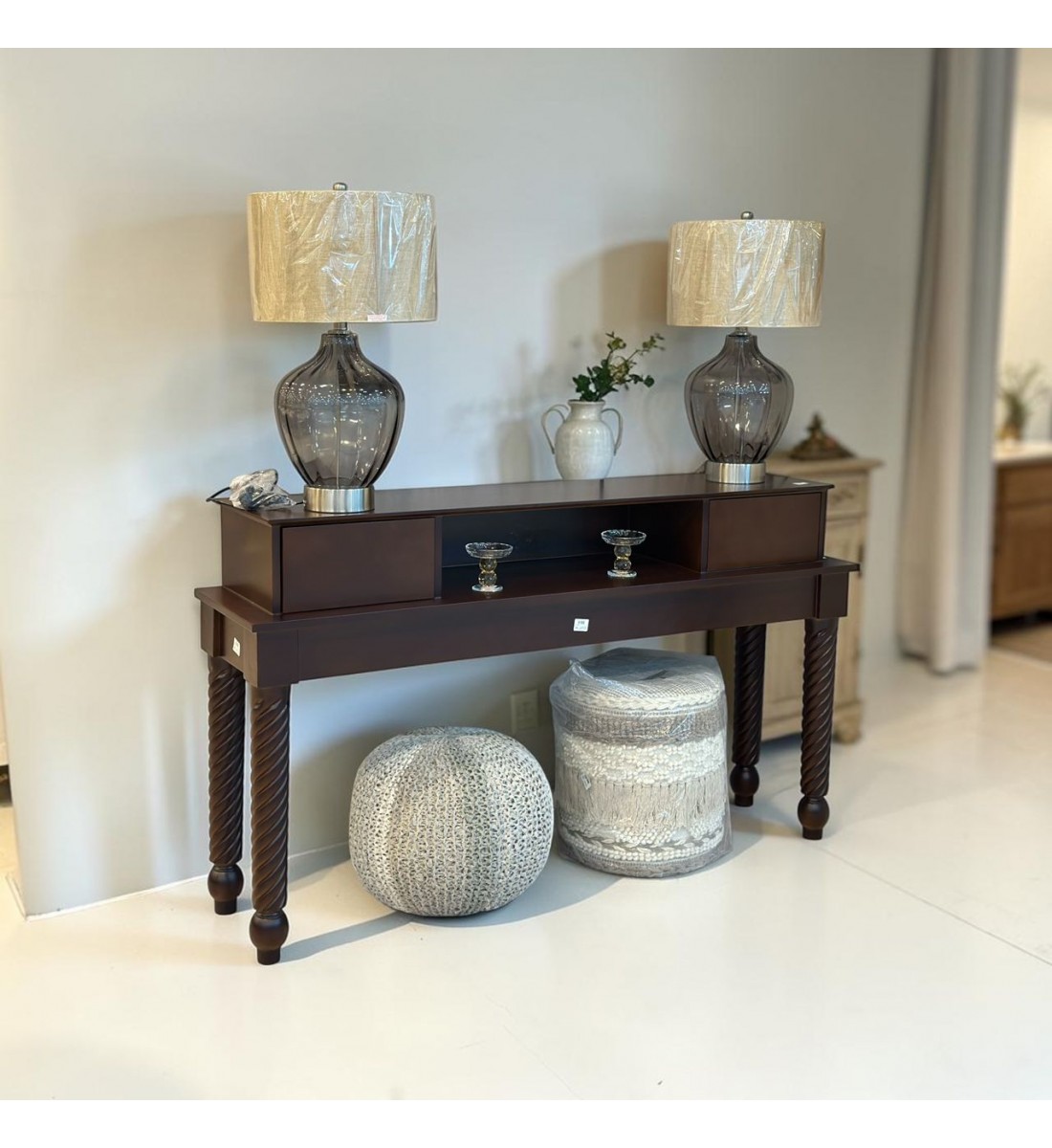 طاولة بوفيه عصرية بتصميم أنيق تجمع بين البساطة والفخامة، مصنوعة من خشب قشره الجوز لون بني غامق 160×40×90سم (منتج تفصيل )