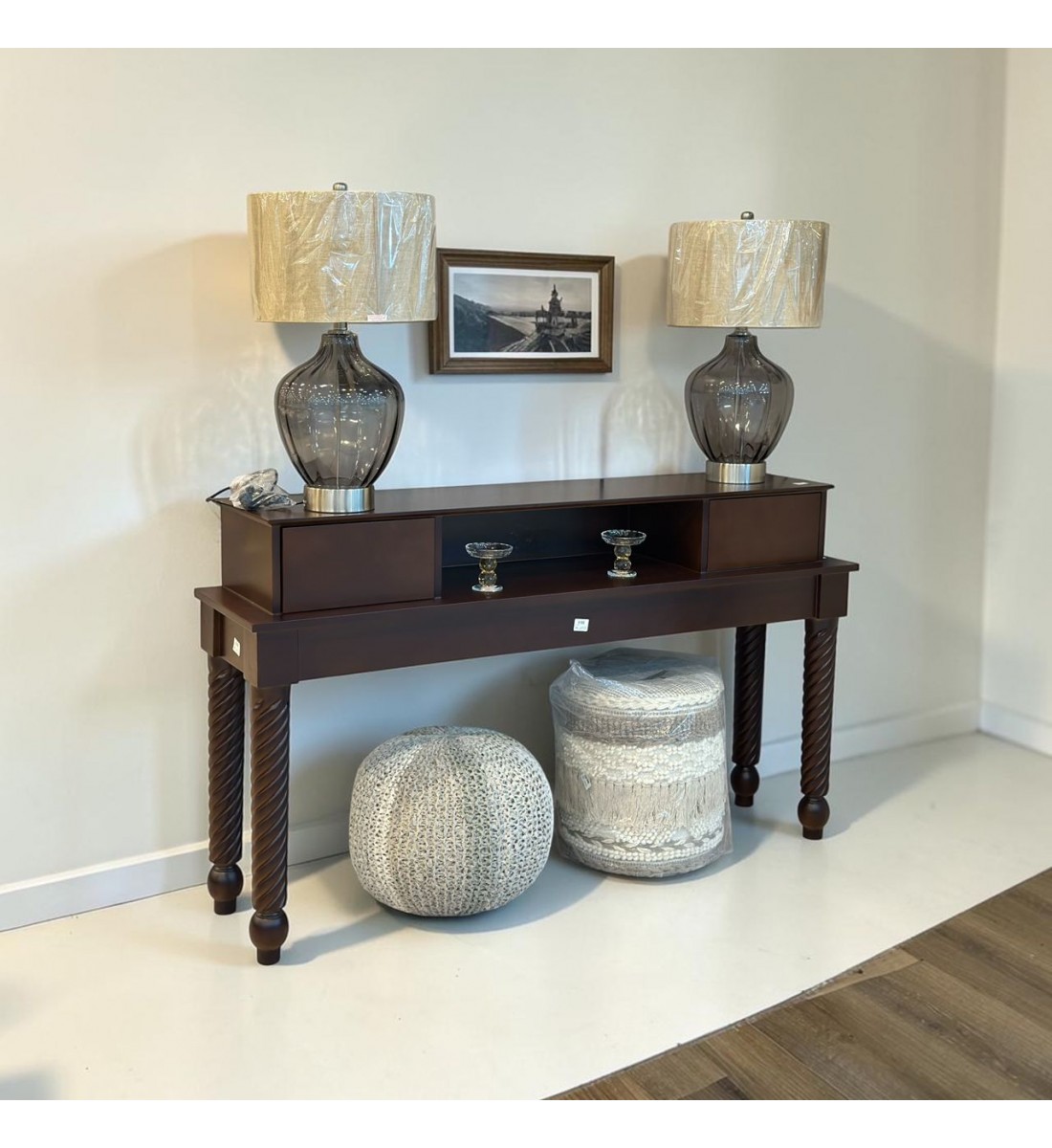 طاولة بوفيه عصرية بتصميم أنيق تجمع بين البساطة والفخامة، مصنوعة من خشب قشره الجوز لون بني غامق 160×40×90سم (منتج تفصيل )