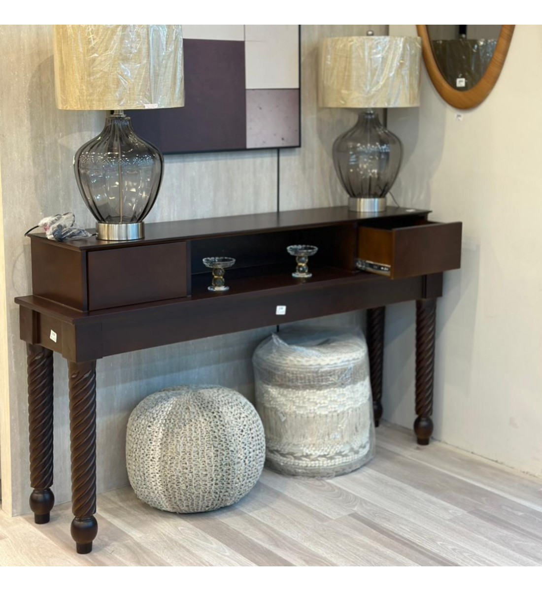 طاولة بوفيه عصرية بتصميم أنيق تجمع بين البساطة والفخامة، مصنوعة من خشب قشره الجوز لون بني غامق 160×40×90سم (منتج تفصيل )