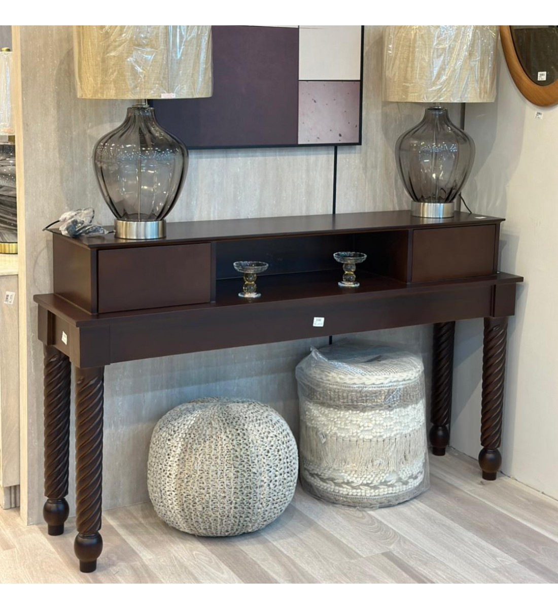 طاولة بوفيه عصرية بتصميم أنيق تجمع بين البساطة والفخامة، مصنوعة من خشب قشره الجوز لون بني غامق 160×40×90سم (منتج تفصيل )