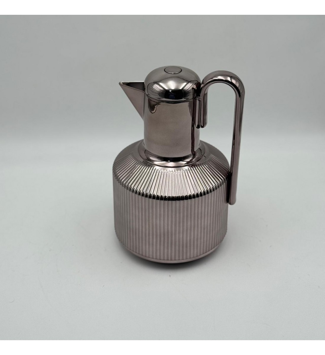 ترمس أنيق بتصميم عصري يجمع بين البساطة والفخامة، مصنوع من هيكل معدني1لتر 