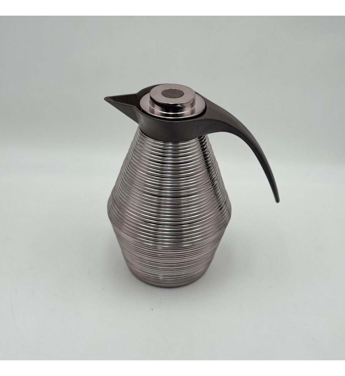 ترمس أنيق بتصميم عصري يجمع بين البساطة والفخامة، مصنوع من هيكل معدني1لتر 