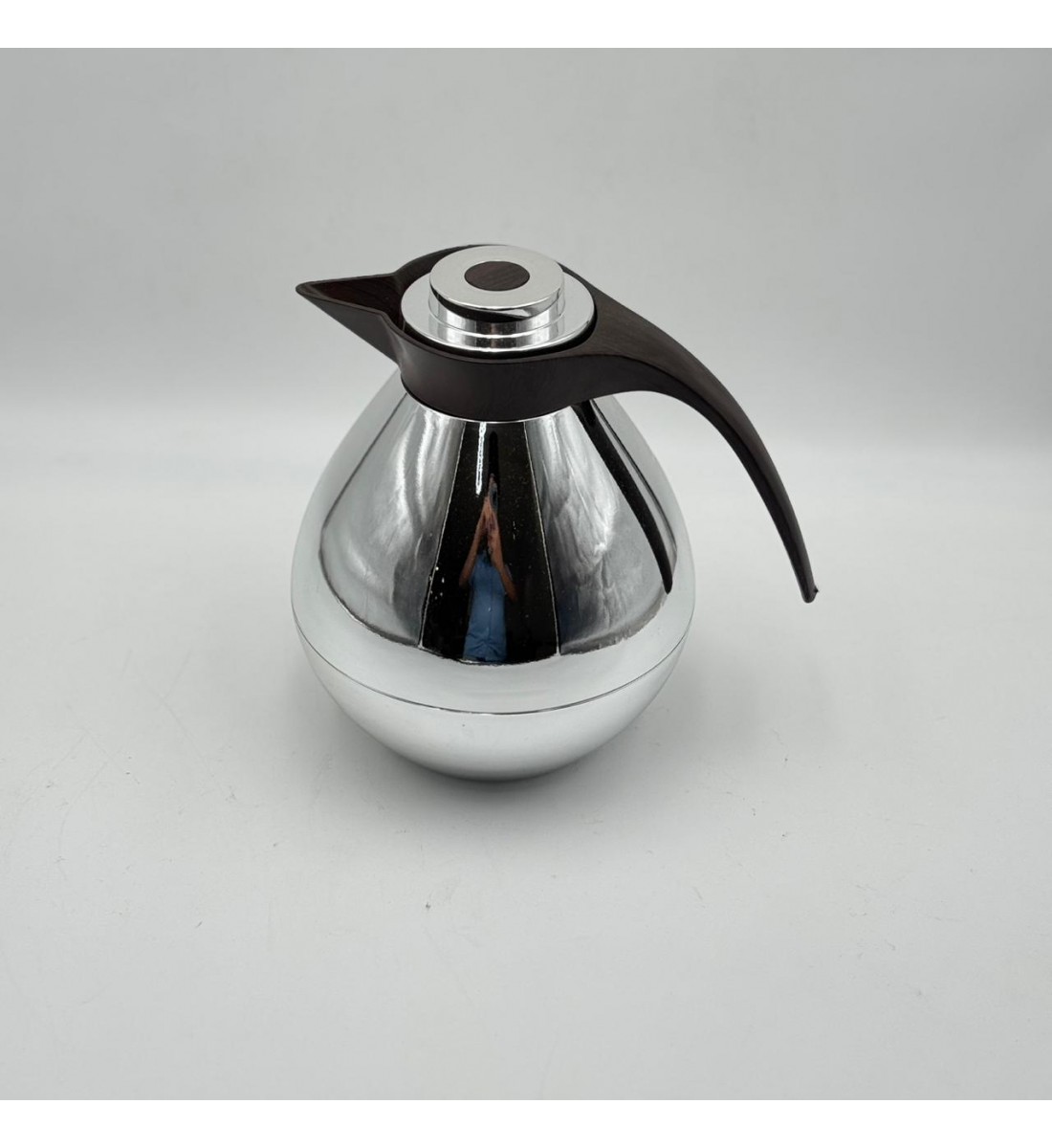 ترمس أنيق بتصميم عصري يجمع بين البساطة والفخامة، مصنوع من هيكل معدني1لتر 