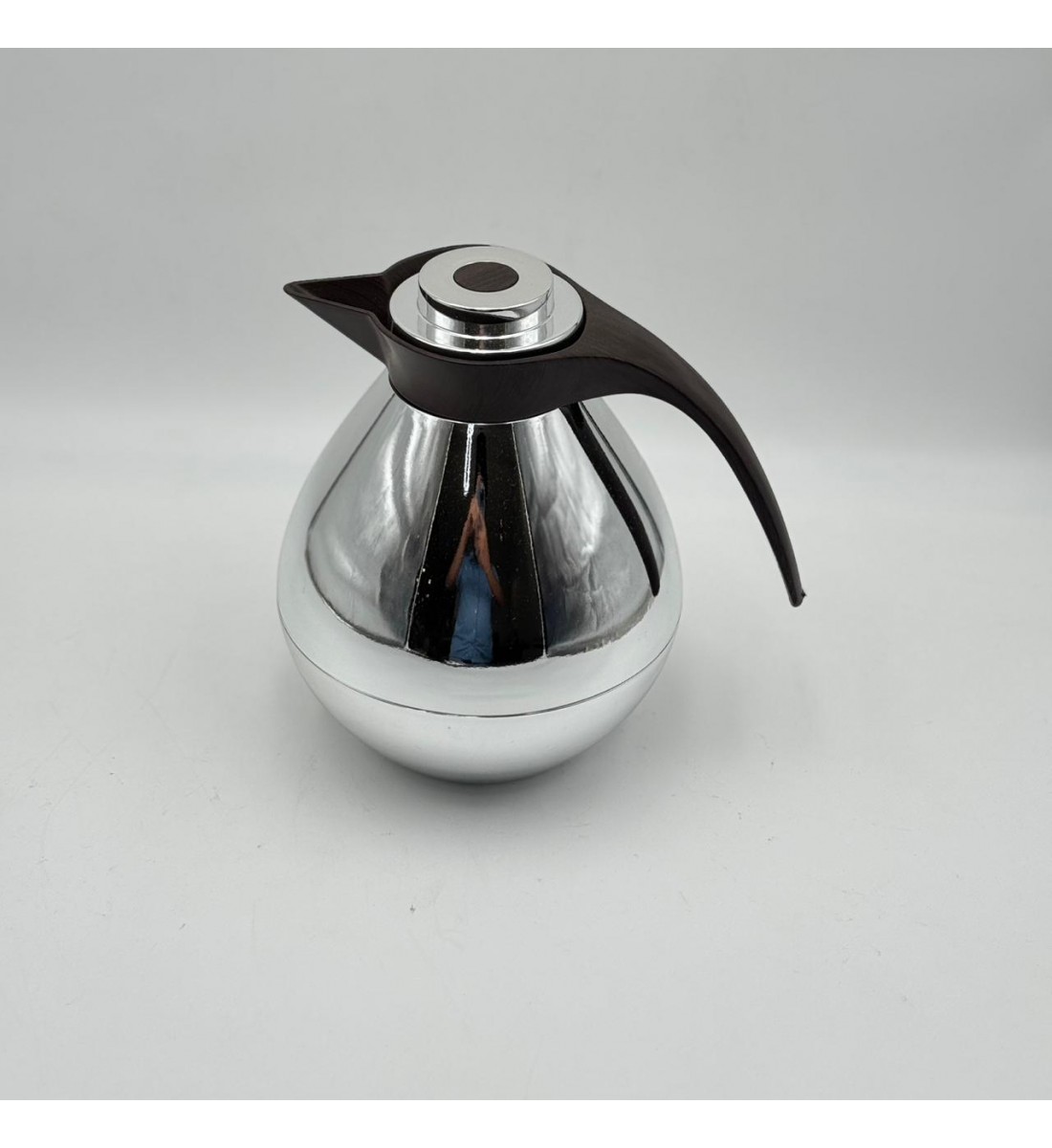 ترمس أنيق بتصميم عصري يجمع بين البساطة والفخامة، مصنوع من هيكل معدني1لتر 