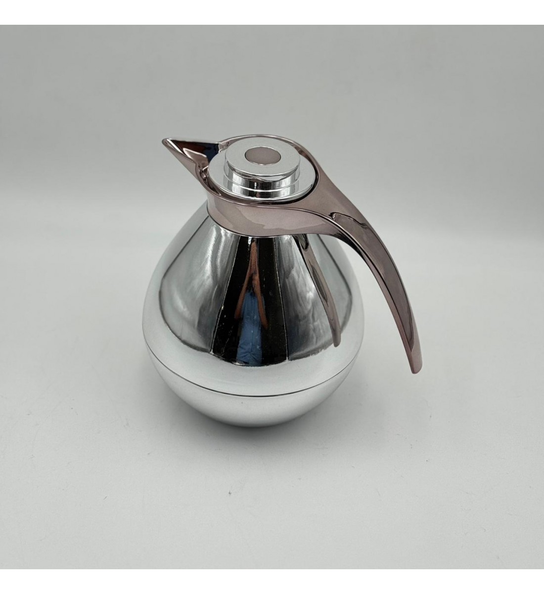 ترمس أنيق بتصميم عصري يجمع بين البساطة والفخامة، مصنوع من هيكل معدني1لتر 