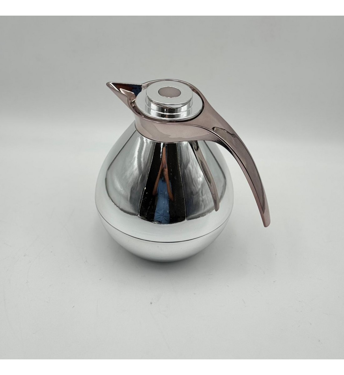 ترمس أنيق بتصميم عصري يجمع بين البساطة والفخامة، مصنوع من هيكل معدني1لتر 