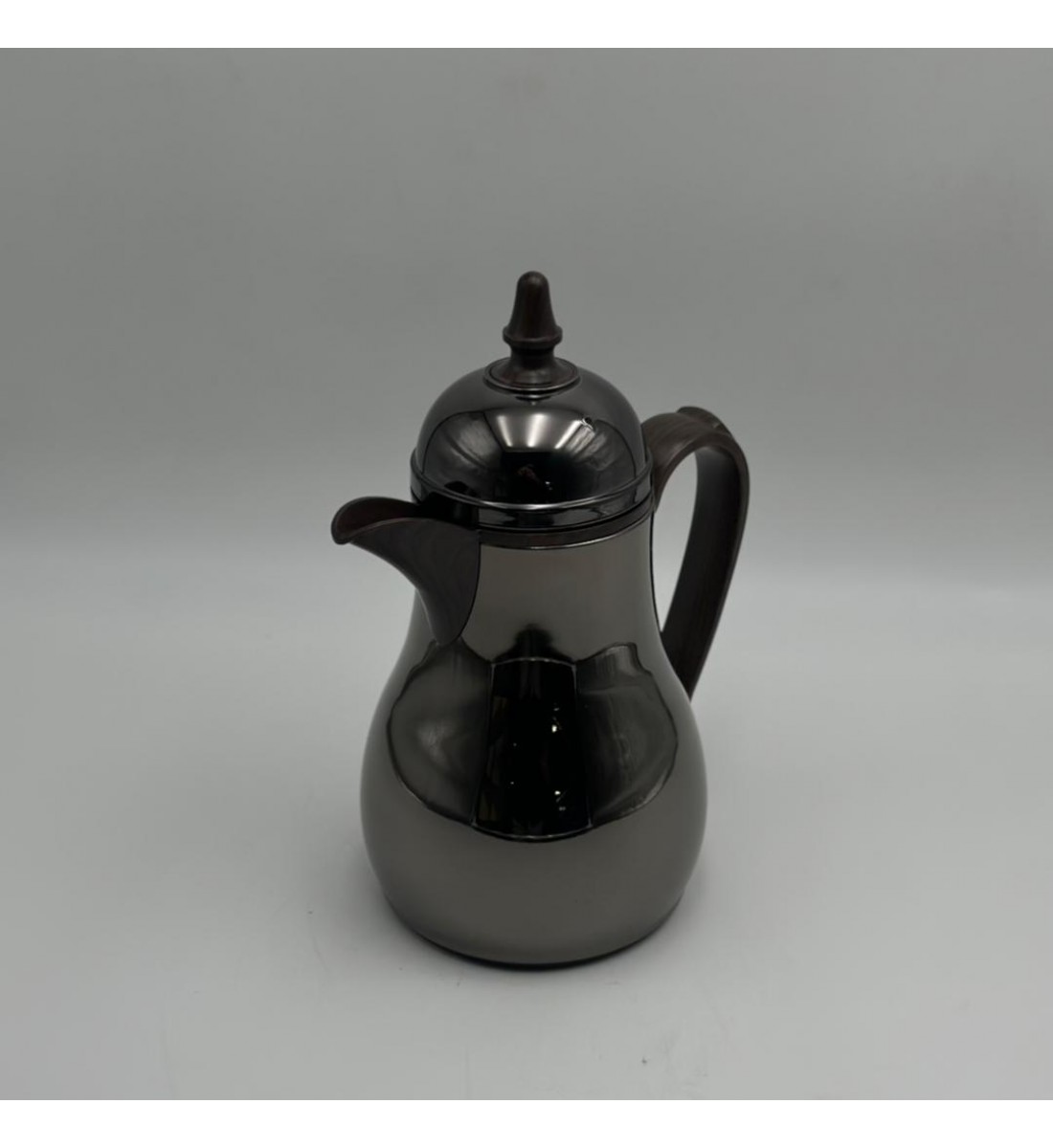 ترمس أنيق بتصميم عصري يجمع بين البساطة والفخامة، مصنوع من هيكل معدني350مل