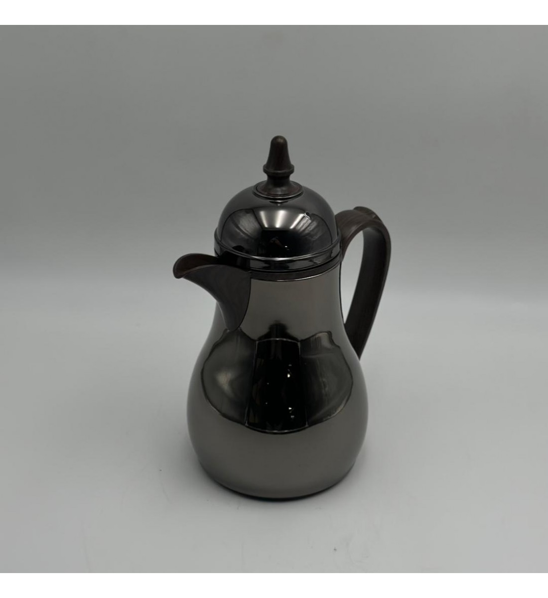 ترمس أنيق بتصميم عصري يجمع بين البساطة والفخامة، مصنوع من هيكل معدني350مل