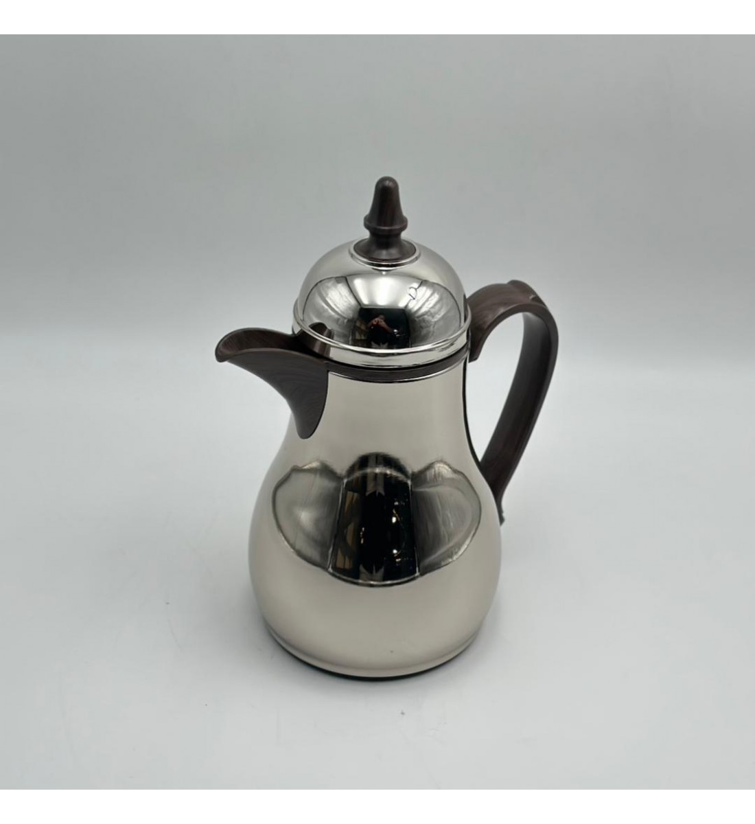 ترمس أنيق بتصميم عصري يجمع بين البساطة والفخامة، مصنوع من هيكل معدني350مل