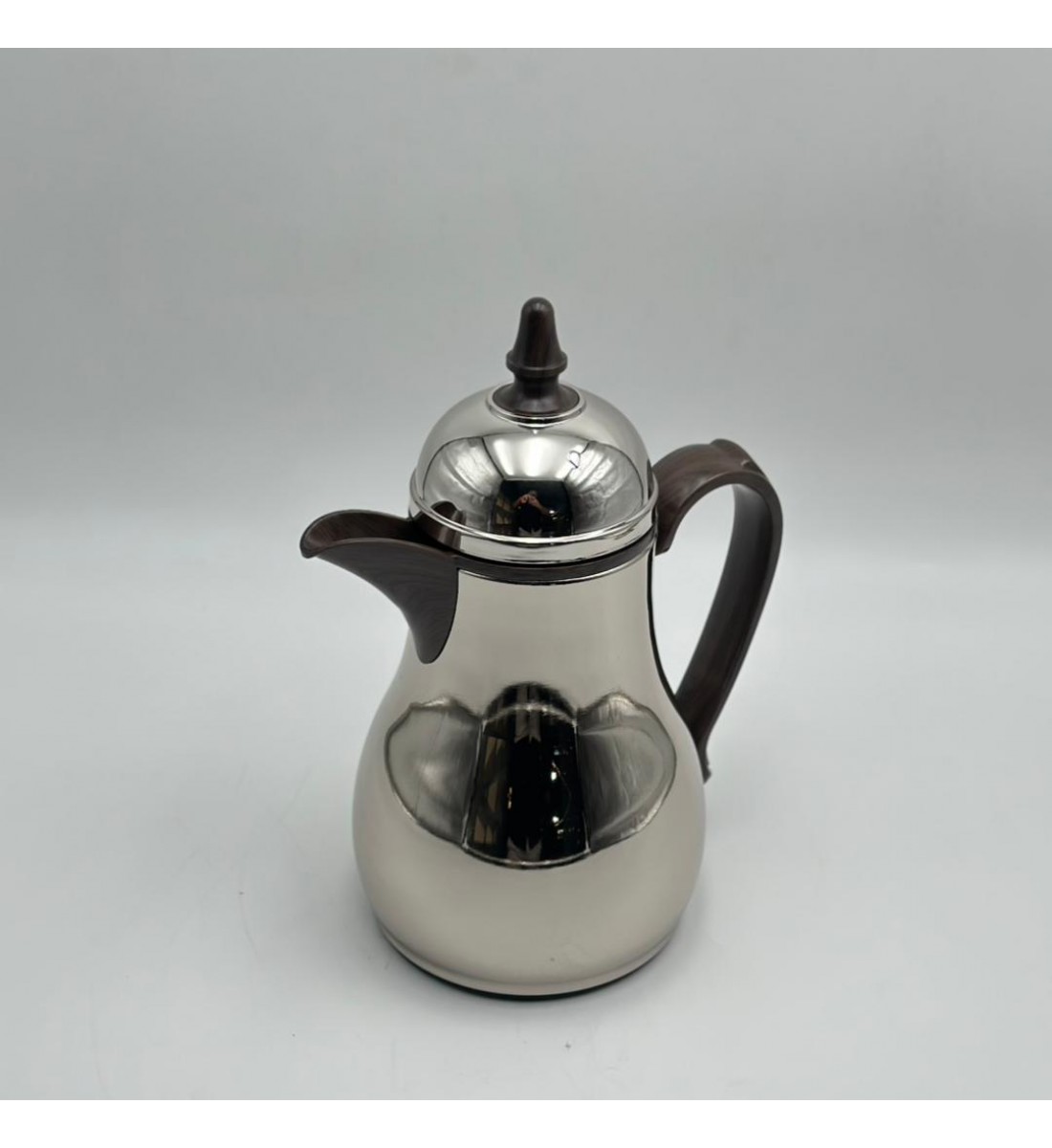 ترمس أنيق بتصميم عصري يجمع بين البساطة والفخامة، مصنوع من هيكل معدني350مل