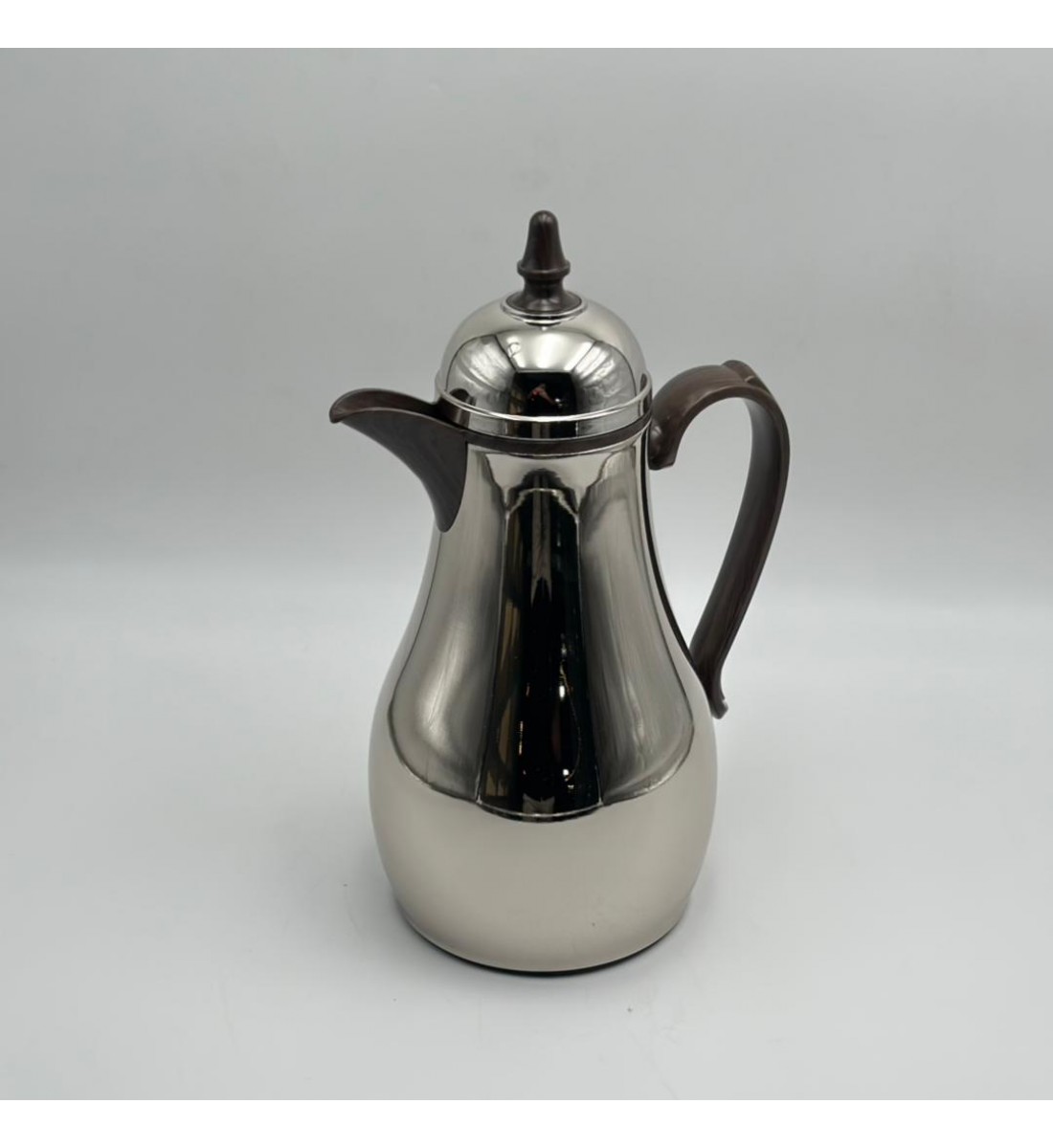 ترمس أنيق بتصميم عصري يجمع بين البساطة والفخامة، مصنوع من هيكل معدني1لتر 