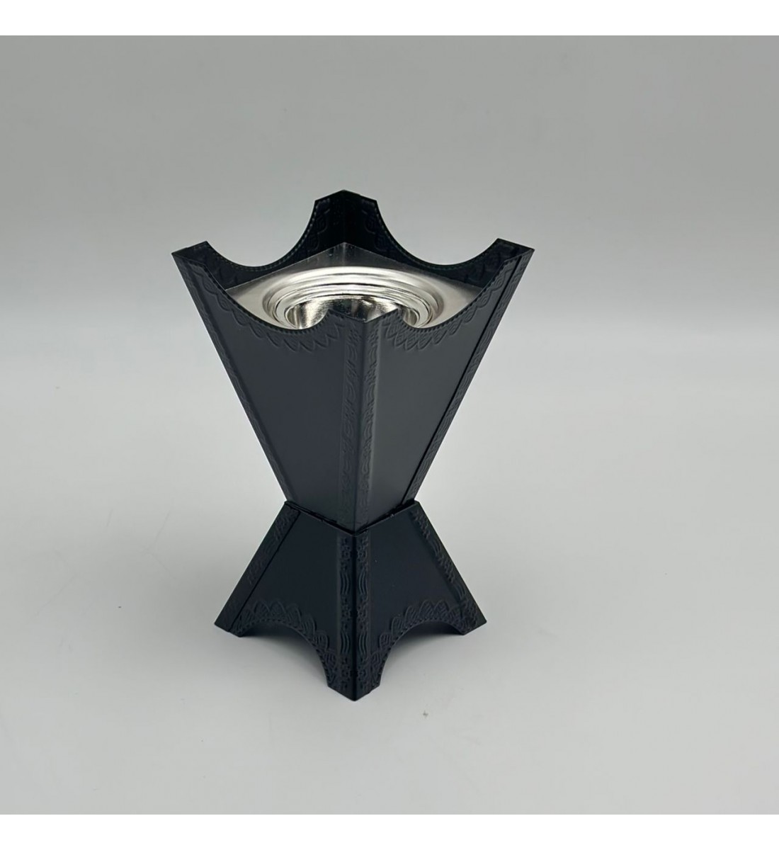 مبخرة بتصميم أنيق وعصري تضيف لمسة فخامة للمجالس والمساحات الداخلية 10×10×18سم 