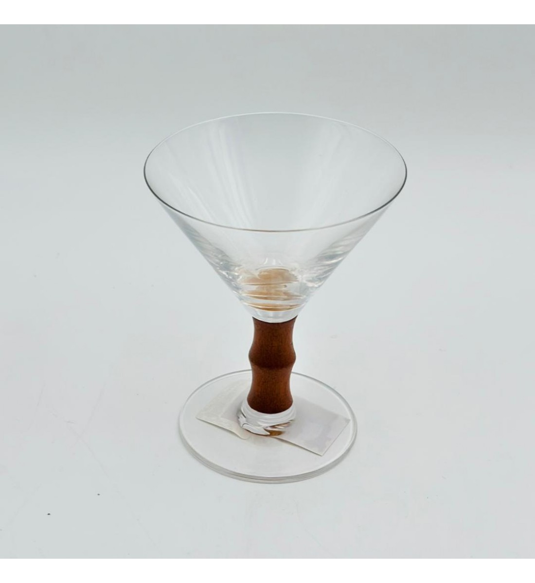 كأس زجاجي فاخر بتصميم واسع وأنيق