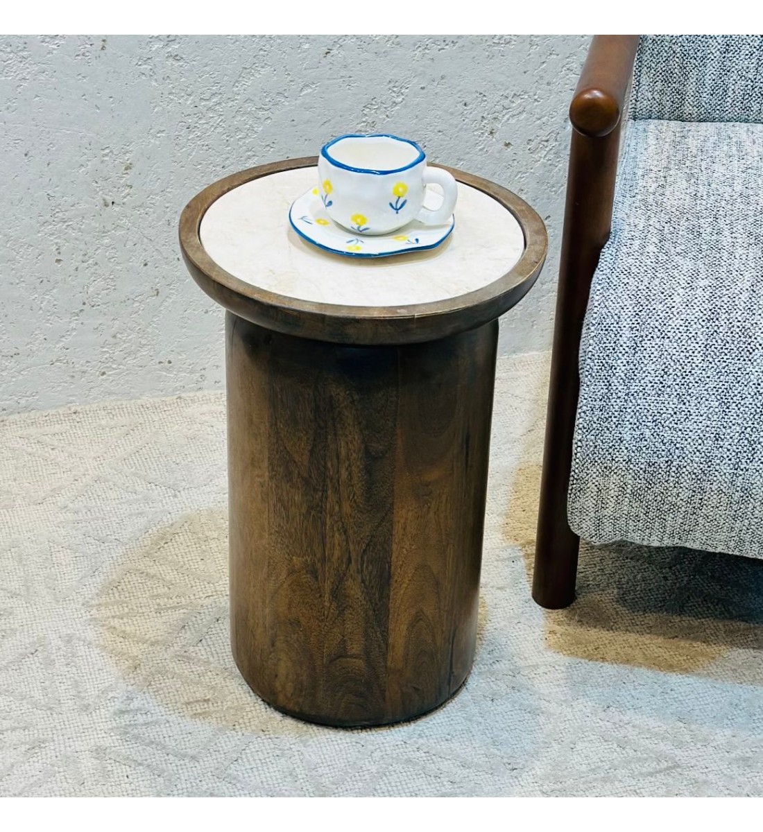 طاولة جانبية أنيقة بتصميم عصري يجمع بين البساطة واللمسة الراقية 34×34×50سم 