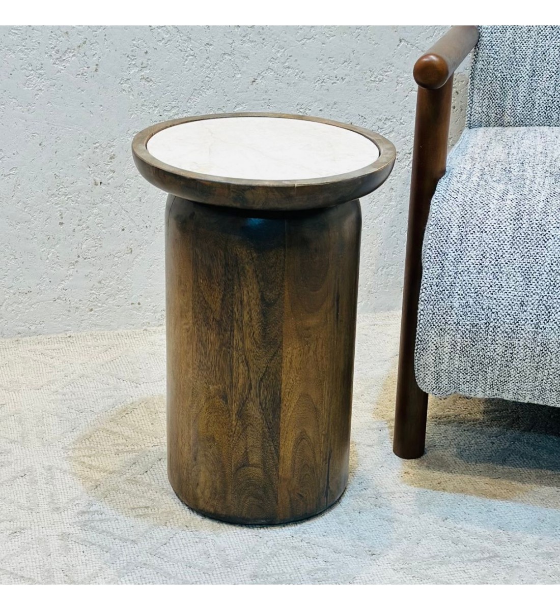 طاولة جانبية أنيقة بتصميم عصري يجمع بين البساطة واللمسة الراقية 34×34×50سم 