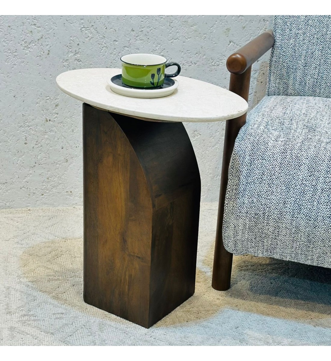 طاولة جانبية أنيقة بتصميم عصري يجمع بين البساطة واللمسة الراقية 53×46×30سم 