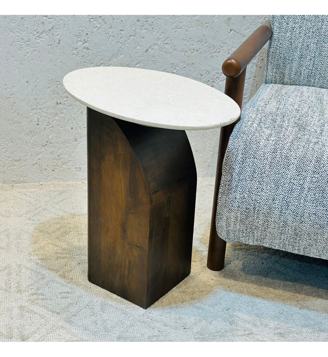 طاولة جانبية أنيقة بتصميم عصري يجمع بين البساطة واللمسة الراقية 53×46×30سم 