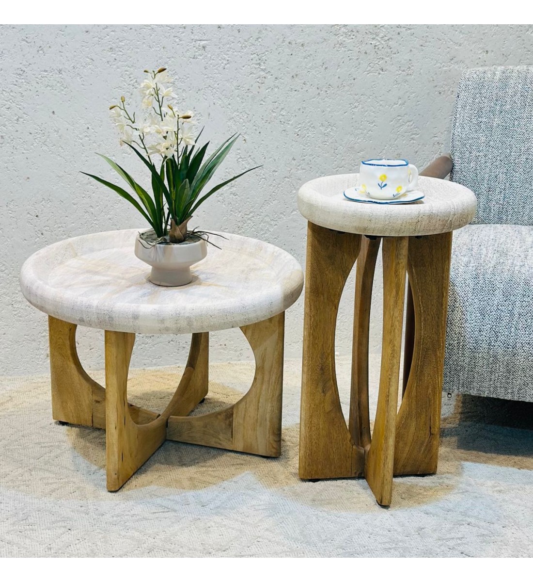 طقم قطعتن متينة وسهلة الوضع بجانب الكنبة أو الكرسي.