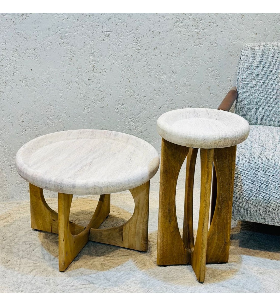 طقم قطعتن متينة وسهلة الوضع بجانب الكنبة أو الكرسي.