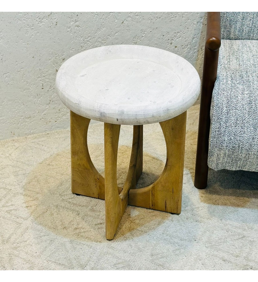 طاولة متينة وسهلة الوضع بجانب الكنبة أو الكرسي. 44×44×52سم