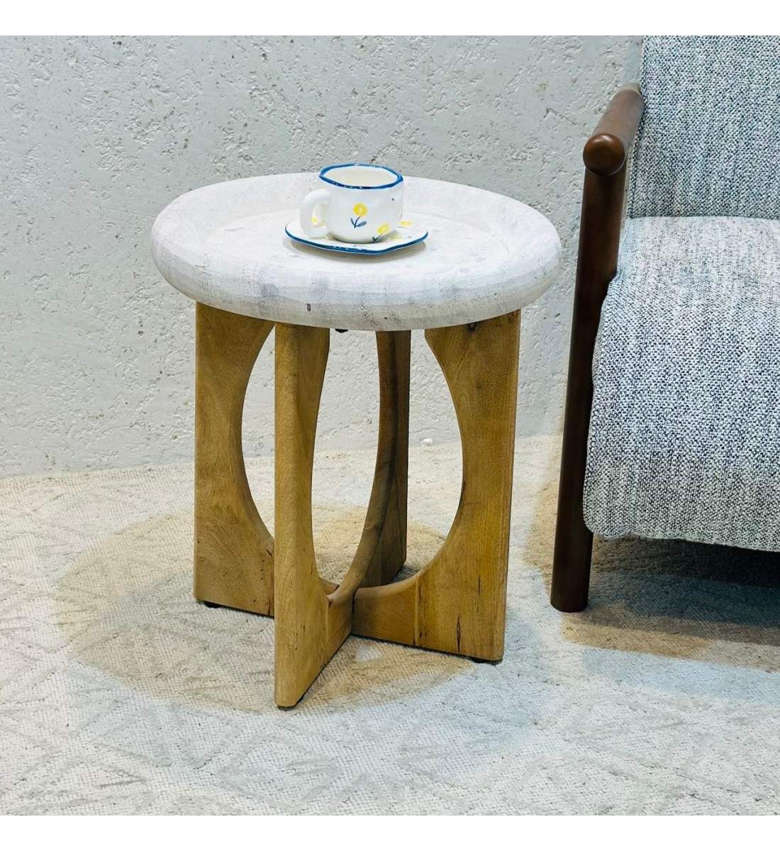 طاولة متينة وسهلة الوضع بجانب الكنبة أو الكرسي. 44×44×52سم