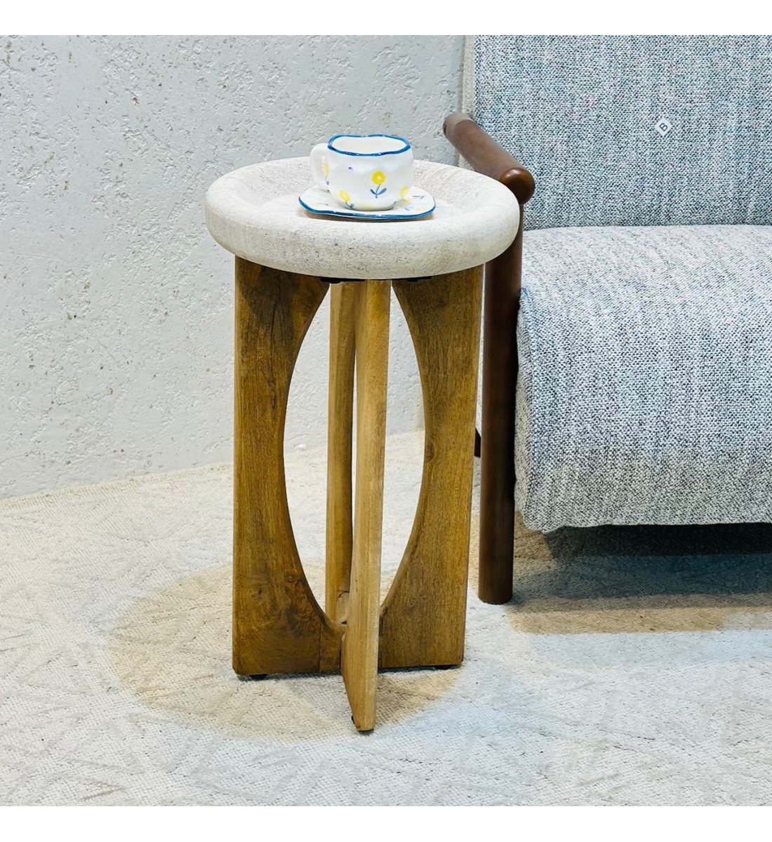 طاولة متينة وسهلة الوضع بجانب الكنبة أو الكرسي. 61×35×35سم 