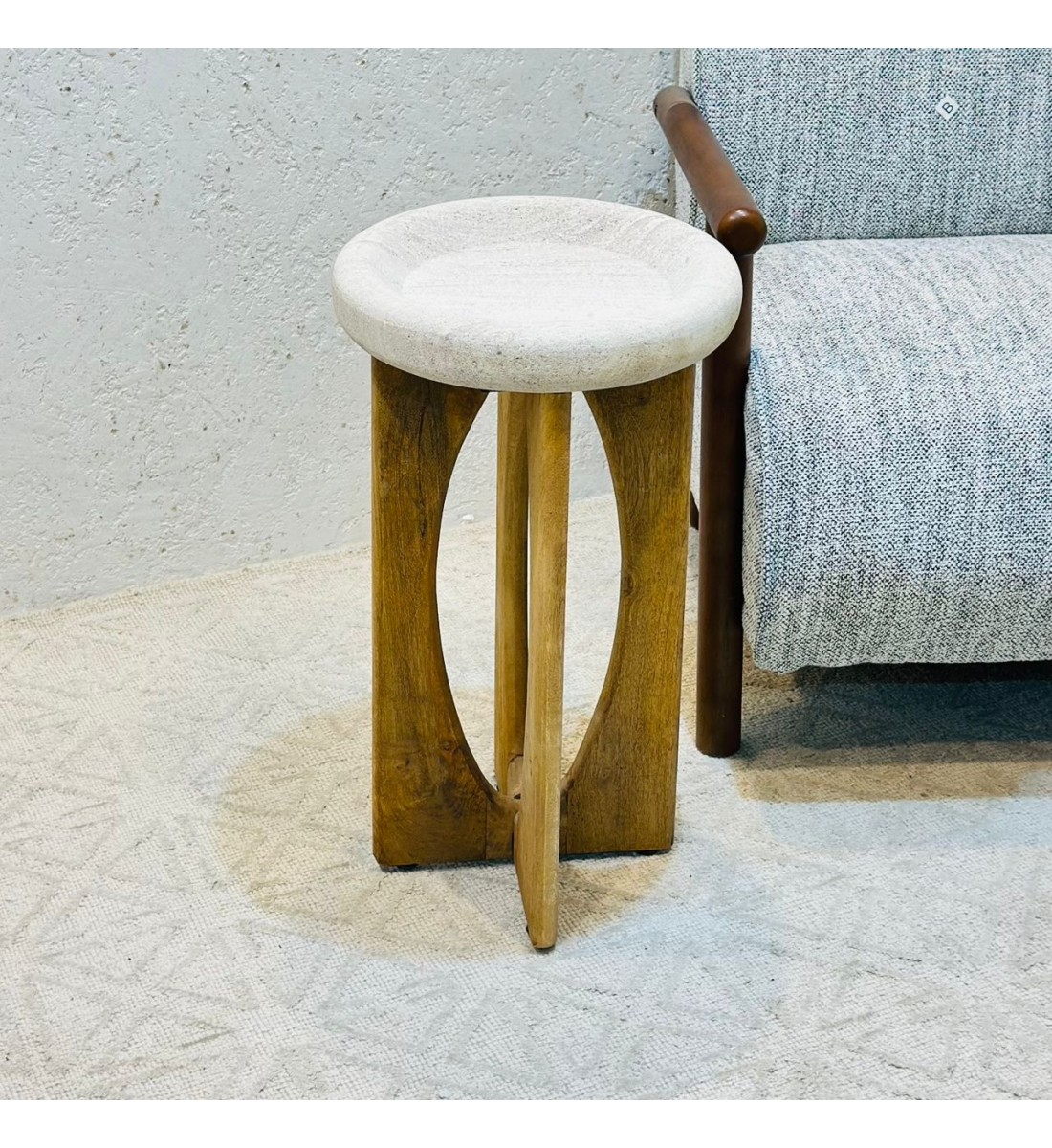 طاولة متينة وسهلة الوضع بجانب الكنبة أو الكرسي. 61×35×35سم 