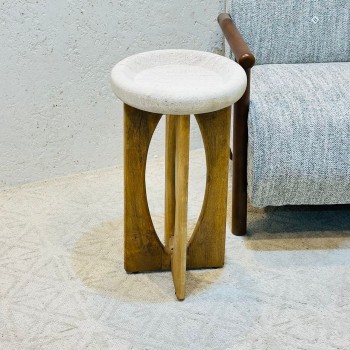 طاولة متينة وسهلة الوضع بجانب الكنبة أو الكرسي. 61×35×35سم 