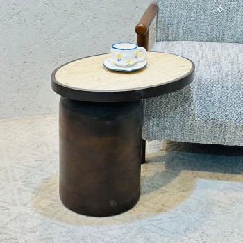 طاولة جانبية أنيقة بتصميم عصري يجمع بين البساطة واللمسة الراقية 50×54×39سم