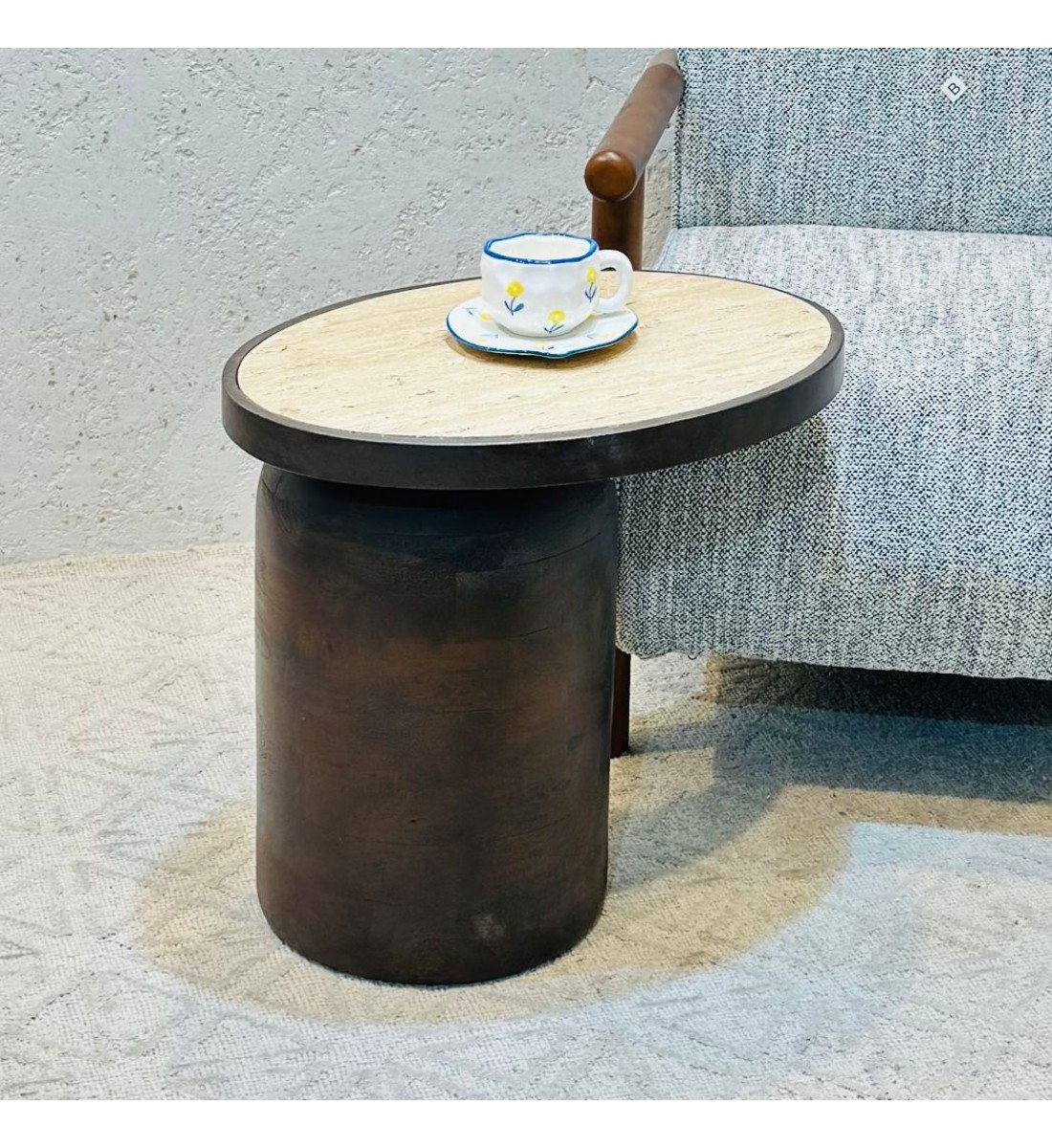 طاولة جانبية أنيقة بتصميم عصري يجمع بين البساطة واللمسة الراقية 50×54×39سم