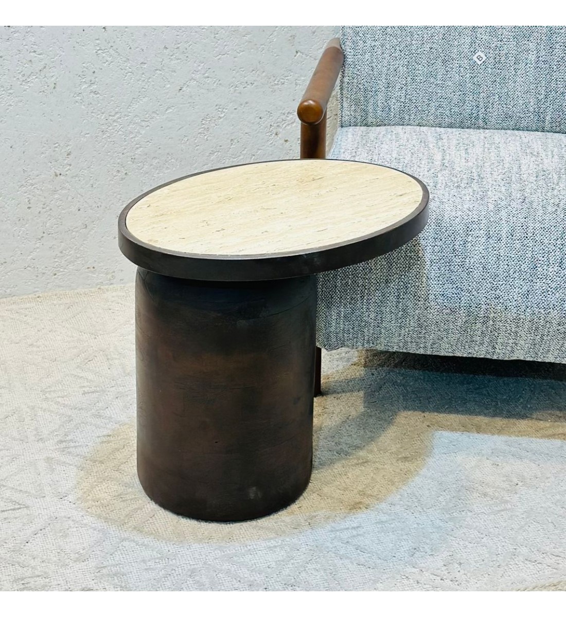 طاولة جانبية أنيقة بتصميم عصري يجمع بين البساطة واللمسة الراقية 50×54×39سم