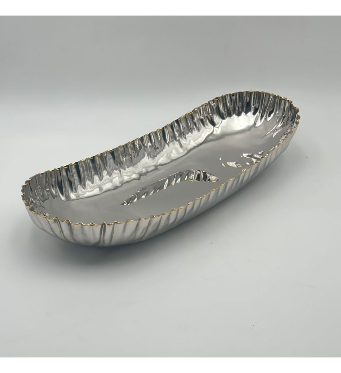 صينية تقديم معدنية بتصميم طويل وانسيابي، تتميز بشكل بيضاوي 48×19×9سم صينية تقديم معدنية بتصميم طويل وانسيابي، تتميز بشكل بيضاوي 48×19×9سم