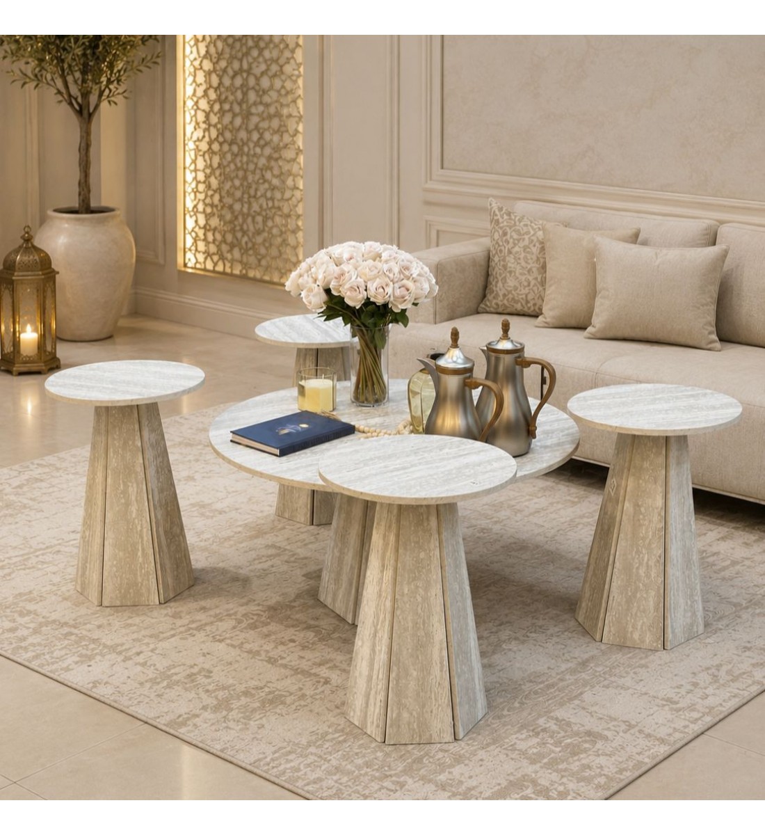 طقم طاولات ضيافة فاخر بتصميم عصري وأنيق، يتكون من طاولة وسط رئيسية مع طاولات جانبية متناسقة طقم طاولات ضيافة فاخر بتصميم عصري وأنيق، يتكون من طاولة وسط رئيسية مع طاولات جانبية متناسقة
