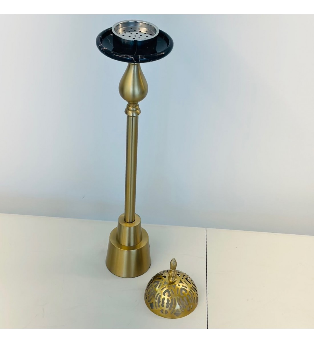 مبخرة معدنية فاخرة بتصميم كلاسيكي أنيق، تأتي بلون ذهبي مطفي،74×17×17سم 
